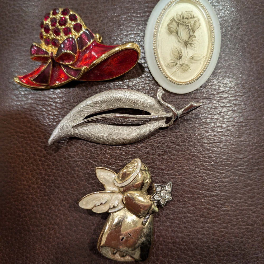 Chic Women's Brooch Set of 4 - Red, Silver, Gold